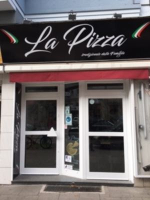 Eingang einer Pizzeria mit dem Namen "La Pizza" über der Tür